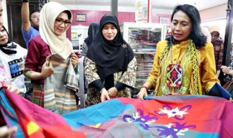 Produksi Sarung Tenun Samarinda Perlu Perhatian Serius dari Pemerintah. (FOTO: Ning Rahayu)