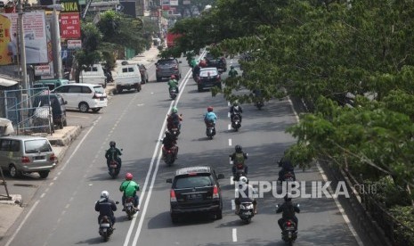 Sejumlah kendaraan melintas di Jalan Margonda Raya, Depok, Jawa Barat, Senin (16/4).