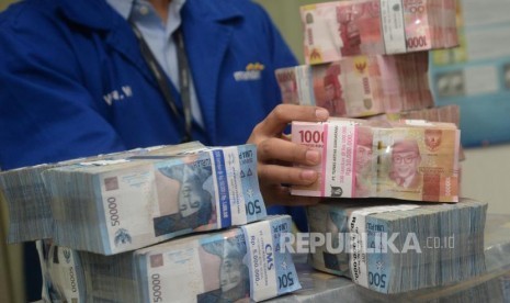 Petugas menata uang kertas rupiah di ruang penyimpanan uang 