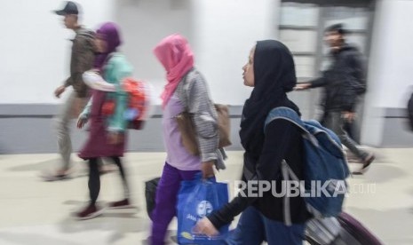 Sejumlah pemudik turun dari kereta api. PT Kereta Api Indonesia (Persero) Daerah Operasi 7 Madiun mencatat penjualan tiket kereta Lebaran 2020 di wilayah kerjanya sejak 14 Februari hingga 17 Maret 2020 mencapai 82.635 dari 119.240 kursi yang disediakan.