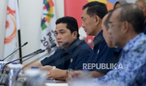 Ketua Pelaksanan Asian Games 2018 (INASGOC) Erick Thohir bersiap mengikuti Rapat Koordinasi (Rakor) di Gedung INASGOC, Jakarta, Senin (19/2).