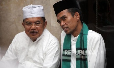 Wakil Presiden (Wapres) Jusuf Kalla berbincang dengan Ustadz Abdul Somad saat menghadiri Kuliah Dhuha di Masjid Agung Sunda Kelapa, Jakarta, Ahad (4/2).