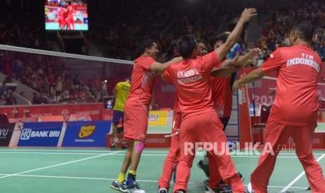 Selebrasi  Tim Beregu Putra Badminton  Asian Para  Games 2018  usai menang melawan Malaysia   dalam  Final Bulutangkis beregu putra Asian Para Games di Istora  Senayan. Jakarta,  Ahad(7/10).