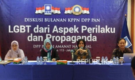 dr Dewi Inong, Ketua Penggiat Keluarga Euis Sunarti, Moderator Yasmin Muntaz, Satf Ahli Kementrian Menkominfo Henry Subiakto (kiri ke kanan) dalam diskusi LGBT di Kantor DPP PAN, Jakarta, Kamis (1/2).