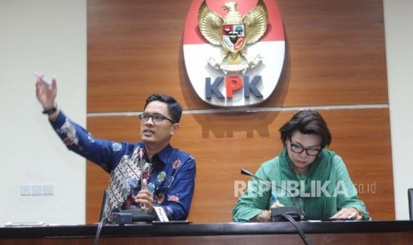 Penjelasan. Wakil Ketua KPK Basriah Padjaitan (Kanan) dan Juru Bicara KPK Febri Diansyah (Kiri) memberikan penjelasan terkait OTT Anggota DPRD Provinsi Jambi saat konfrensi pers di Gedung KPK, Jakarta, Rabu (29/11).