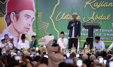 Ustaz Abdul Somad (UAS) saat memberikan kajian bersama di halaman Masjid Al-Huda,Talang,Jakarta,Sabtu (24/8) malam.