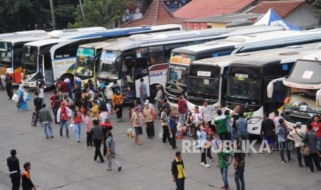 Suasana pemudik saat mendatangi Terminal Kampung Rambutan, Jakarta, Kamis (30/5).