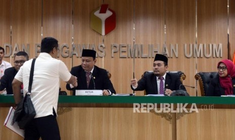 Ketua Bawaslu Abhan bersalaman dengan perwakilan dari BPN Prabowo-Sandi usai sidang pembacaan putusan pendahuluan atas dugaan kecurangan pemilu terstruktur, sistematis dan masif di kantor Bawaslu, Jakarta, Senin (20/5).