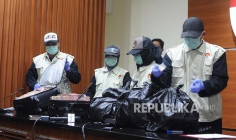 Barang Bukti. Penyidik memperlihatkan barang bukti hasil OTT Anggota DPRD Provinsi Jambi saat konfrensi pers di Gedung KPK, Jakarta, Rabu (29/11).