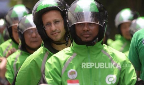 Founder dan CEO Gojek Grup Nadiem Makarim bersiap mengikuti konvoi saat peresmian logo baru Gojek di Jakarta, Senin (22/7).