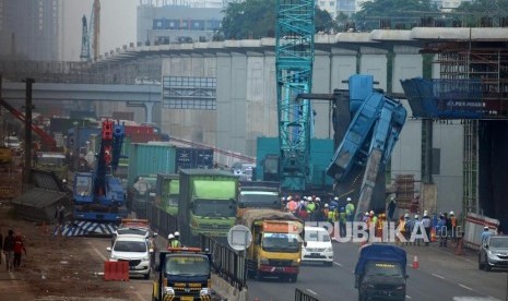 Petugas  mengevakuasi crane yang roboh di KM 15 Tol Jakarta-Cikampek di Wilayah Kota Bekasi, Jawa Barat, Kamis (16/11).