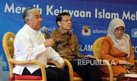 Utusan Khusus Presiden untuk Dialog dan Kerjasama Antaragama dan Peradaban Din Syamsuddin bersama Mantan Menteri Luar Negeri Hassan Wirajuda, Istri KH. Hasyim Muzadi Mutamimah (dari kiri) memaparkan pendapat saat bedah buku biografi KH. Hasyim Muzadi pada acara Islamic Book Fair 2018 di Jakarta Convention Center, Jakarta, Jumat (20/4).