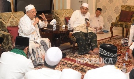 Calon Wakil Presiden Republik Indonesia no urut  satu, Maa'aruf Amin  memberikan pendapat dalam silaturahim dan pertemuan dengan kiai-kiai se Jakarta Timur di kediaman K.H Ma'aruf Amin, Jakarta,Senin (11/05).