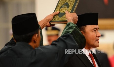 Pelantikan Kepala BNN. Kepala Badan Narkotika Nasional (BNN) Heru Winarko mengikuti pengambilan sumpah jabatan oleh Presiden Joko Widodo di Istana Negara, Jakarta, Kamis (1/3).