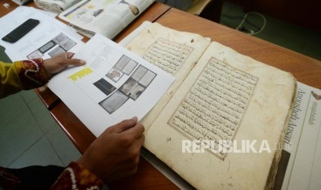 Petugas Museum Bayt Alquran menunjukan mushaf Alquran di Museum Bayt  Alquran, Jakarta,Rabu (5/12).