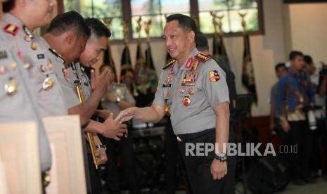 National Police chief Tito Karnavian shakes hands with personnels of joint team who cracked down drug smuggling in Batam Island waters after awarding them at the headquarters, Jakarta, Tuesday (March 27).