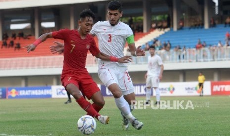 [ilustrasi] Pesepak bola Timnas Indonesia U19 Beckam Putra menghindari pesepakbola Iran U19 pada pertandingan persahabatan di Stadion Mandala Krida, Yogyakarta, Rabu (11/9/2019).