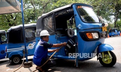 Petugas melakukan pengisian BBG ke kendaraan umum di Mobile Refueling Unit (MRU).