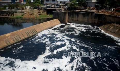 Aliran air sungai yang berbusa di Banjir Kanal Timur, Jakarta. (Dok)