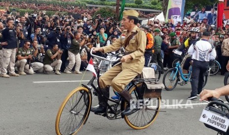 Presiden RI Joko Widodo (Jokowi) bersepeda dengan menggunakan kostum pejuang pada acara Bandung Lautan Sepeda dalam rangka Hari Pahlawan, di kawasan Gasibu, Kota Bandung, Sabtu (10/11).