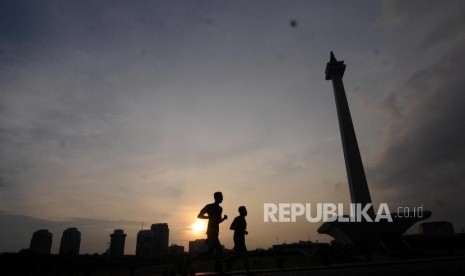 Warga saat melakukan jogging di Lapangan Monas, Jakarta, Jumat (2/2). Rutin berolahraga beberapa kali dalam sepekan dapat menjaga kebugaran tubuh.