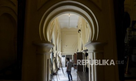 Pengunjung saat melihat koleksi yang dipamerkan di Istana Siak Sri Indrapura di Kabupaten Siak, Riau.