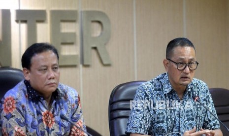 Pencabutan Akreditasi Portal Jurdil. Ketua Bawaslu Abhan (kiri) bersama Direktur Jenderal Aplikasi Informatika (Dirjen Aptika) Kementerian Komunikasi dan Informatika (Kemenkominfo) Samuel Abrijani Pangerapan menyampaikan konferensi pres di Bawaslu, Jakarta, Selasa (23/4/2019).