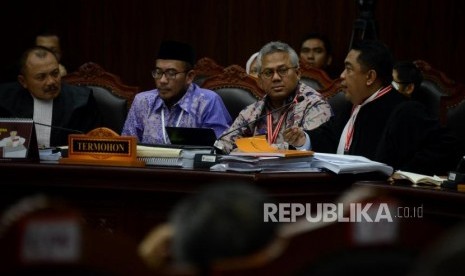 Ketua KPU Arief Budiman didampingi Ketua Tim Kuasa Hukum KPU, Ali Nurdin memberikan paparan pada sidang lanjutan Perselisihan Hasil Pemilihan Umum (PHPU) Pemilihan Presiden (Pilpres) 2019 di Gedung Mahkamah Konstitusi, Jakarta, Rabu (19/6).