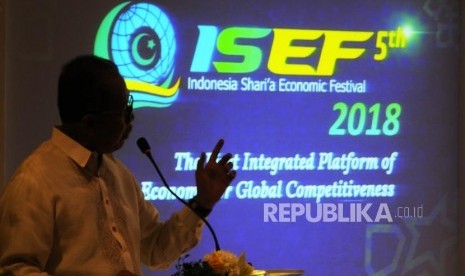 Deputi Gubernur Bank Indonesia Sugeng menyampaikan pidato pembuka pada acara seminar bertajuk Membuka Akses Layanan Keuangan Melalui Optimalisasi Layanan Remiten, pada rangkaian acara  Indonesia Shari’a Economic Festival ke 5 (ISEF), di Surabaya, Jumat (14/12).