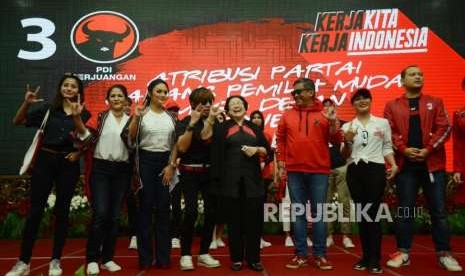 Atribut Partai Generasi Milenial. Ketua Umum PDI Perjuangan Megawati Soekarnoputri bersama Sekjen PDIP Hasto Kristyanto dan Calon Legislatif PDIP dari kalangan artis pada acara peluncuran tagline dan atribut partai untuk kalangan milenial di Kantor DPP PDI Perjuangan, Jakarta, Kamis (20/9).