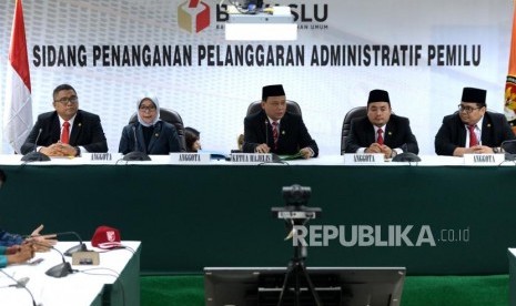 Putusan Gugatan Parpol Peserta Pemilu. Ketua Badan Pengawas Pemilu (Bawaslu) Abhan (tengah) bersama Anggota Bawaslu membacakan putusan dugaan pelanggaran administrasi yang dilaporkan sepuluh partai politik (parpol) terhadap proses pendaftaran parpol peserta Pemilu 2019, Jakarta, Rabu (15/11).