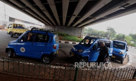 Rencana Transaksi Non Tunai Bajaj. Pengemudi bajaj saat menunggu penumpang di Jalan KH Mas Mansyur, Tanah Abang, Jakarta Pusat, Jumat (3/11).