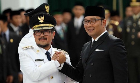  Gubernur Jawa Barat (Jabar) Ridwan Kamil secara resmi melantik Imron Rosyadi sebagai Bupati Cirebon sisa masa jabatan 2019-2024