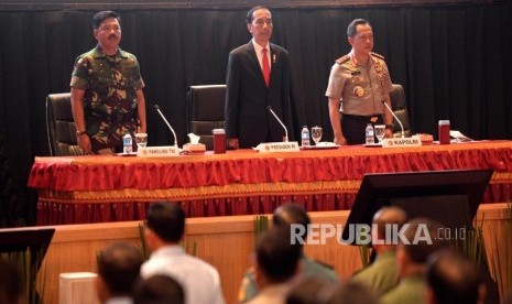 Rapat Pimpinan TNI-Polri. Presiden Joko Widodo (tengah) didampingi Panglima TNI Hadi Tjahjanto (kiri) dan Kapolri Tito Karnavian menghadiri Rapat Pimpinan TNI-Polri di Mabes TNI Cilangkap, Jakarta, Selasa (23/1).