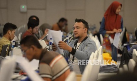 Relawan mengentri data dan pindai form C1 hitung cepat berbasis aplikasi Sistem Informasi Penghitungan Suara (SITUNG) Pemilu tahun 2019 KPU Se-Provinsi DKI Jakarta, Sabtu, (20/4).