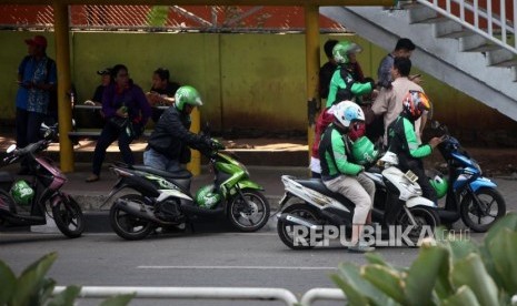 Sejumlah ojek online menunggu penumpang di Kawasan Tebet, Jakarta, Jumat (27/7).