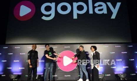 (dari kiri) Deputi Akses Permodalan Bekraf Fadjar Hutomo,Co-Founder Gojek Kevin Aluwi,CEO GoPlay Edy Sulistyo dan Produser Film Mira Lesmana saat peluncuran GoPlay di Jakarta, Kamis (26/9).