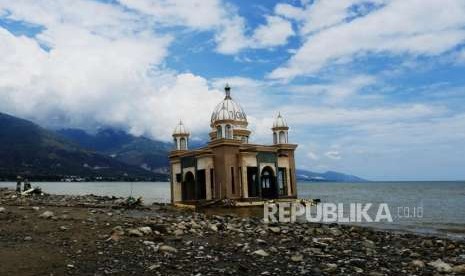 Akibat gempa bumi dan gelombang tsunami yang terjadi pada 28 September lalu, membuat Masjid Arqam Babu Rahman (masjid Apung) yang terletak di pantai Talise, Palu Sulawesi Tengah, nampak rusak, Sabtu (13/10).