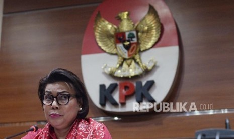 Wakil Ketua KPK, Basaria Panjaitan memberikan keterangan terkait operasi  tangkap tangan yang  dilakukan Komisi Pemberantasan Korupsi terhadap di Jakarta, Rabu (12/12).