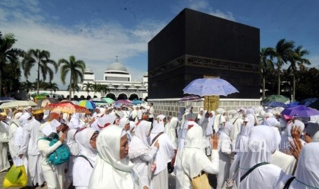 Sejumlah warga mengikuti kegiatan manasik haji di Asrama Haji Pondok gede, Jakarta, Kamis (4/1).