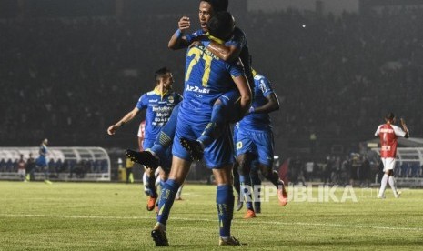 Pemain Persib Bandung melakukan selebrasi usai mencetak gol ke gawang Persipura Jayapura pada pertandingan Liga 1 2019 di Stadion Si Jalak Harupat, Kabupaten Bandung, Ahad (18/5).