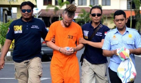 David Taylor sedang dikawal oleh kepolisian di Denpasar pada 24 Agustus 2016, menyusul tewasnya Wayan Sudarsa, anggota kepolisian Denpasar.