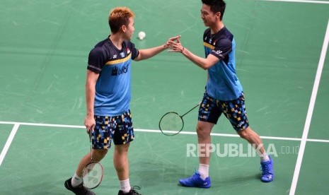 Pasangan ganda putra Indonesia Marcus Fernaldi Gideon/Kevin Sanjaya Sukamuljo saat melawan pasangan ganda putra Denmark Kim Astrup-Anders Skaarup Rasmussen dalam babak semifinal Indonesia Masters 2019 di Istora Senayan, Jakarta, Sabtu (26/1).