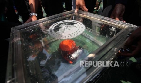 Petugas mengangkat kotak hitam (black box) Pesawat Lion JT-610 dari laut di perairan Karawang saat konferensi pers di KR Baruna Jaya 1, Jawa Barat, Kamis (1/11).