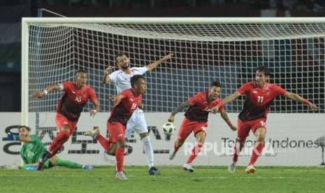 Pemain Indonesia Irfan Jaya (kedua kiri) melakukan selebrasi seusai mencetak gol ke gawang Palestina dalam pertandingan penyisihan Grup A cabang olahraga sepak bola Asian Games 2018 di Stadion Patriot, Bekasi, Jawa Barat, Rabu (15/8).