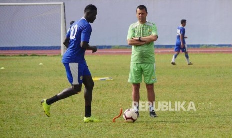 Asisten pelatih Persib Bandung Dejan Miljanic memperhatikan  Ezechiel Ndouassel berlatih di Stadion Arcamanik, Bandung, Senin (21/1).