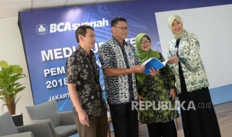 Paparan Kinerja 2018. Presiden Direktur BCA Syariah John Kosasih (kedua kiri), Direktur Rickyadi Widjaja, Direktur Houda Muljanti, dan Direktur Tantri Indrawati (dari kiri) berbincang sebelum Paparan Kinerja PT Bank BCA Syariah 2018, di Jakarta, Kamis (28/2/2019).