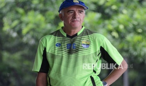 Pelatih Persib Roberto Carlos Mario Gomez memantau latihan fisik pemain Persib, di Lapangan Pajajaran, Kota Bandung, Senin (5/3).