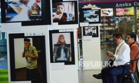 Pameran foto dalam rangka peringatan Hari Tuberkulosis (TBC) yang digelar Kantor Kesehatan Pelabuhan (KKP) Kelas II Bandung di Bandara Husein Sastranegara, Kota Bandung, Senin (9/4).