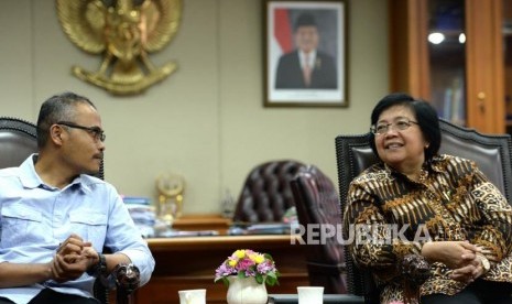 Menteri Kehutanan dan Lingkungan Hidup Siti Nurbaya Bakar (kanan) berdiskusi bersama Pemred Harian Republika Irfan Djunaidi saat bertemu di Kementerian Kehutanan dan Lingkungan Hidup, Jakarta, Jumat (12/1).